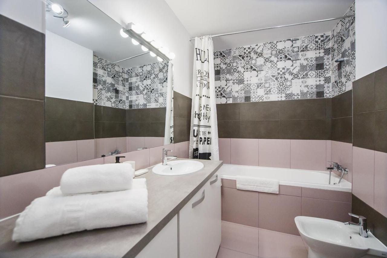 Trendy Apartment Near City Center オラデア エクステリア 写真